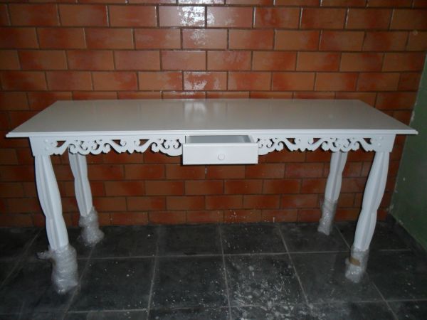 Mesa bordada com gaveta